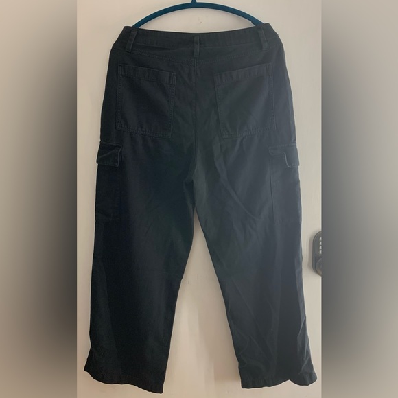 High waisted black flared cargo pants. Woman’s size 10. - Picture 2 of 4